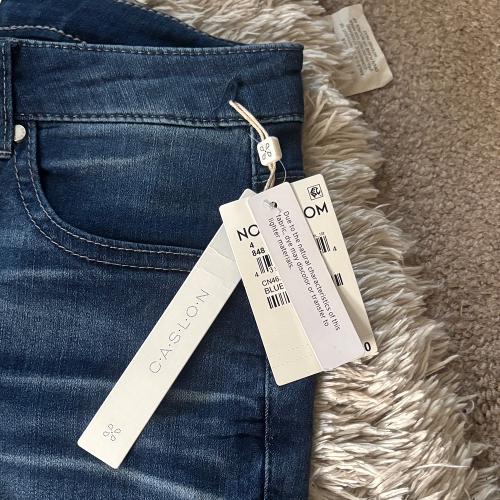 NWT size 4 Caslon Dark Blue Skinny Jeans - Picture 2 of 5